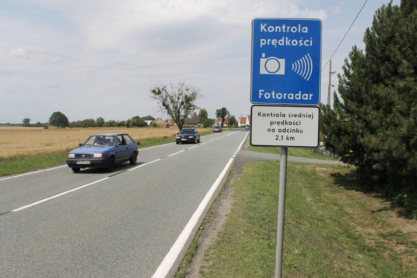Odcinkowy pomiar prędkości "pobłażliwy" dla kierowców. W Klukach mandatu nie otrzymało 5 tys. "namierzonych" kierowców. Ilu w całym kraju?