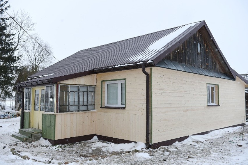 „Nasz nowy dom” zawitał do woj. lubelskiego. Niezwykła transformacja drewnianej chaty. Zobacz 