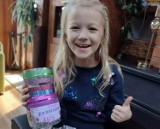 7-letnia Ania to nasza superbohaterka! Zrobiła breloczki, sprzedała je i wsparła porzucone zwierzęta i opiekującą się nimi fundację