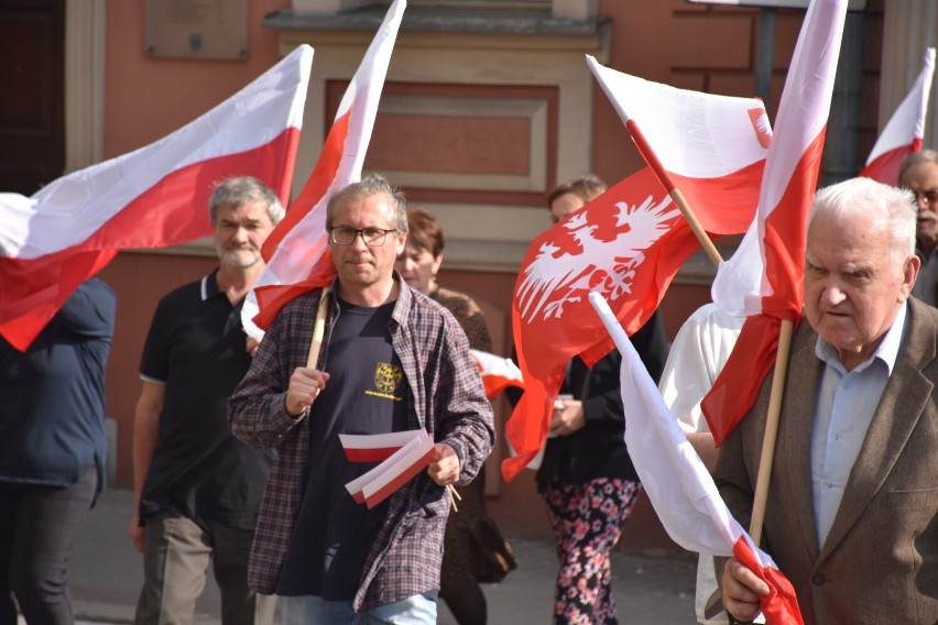 Dzień Flagi w Pleszewie. Spacer z biało-czerwoną flagą po...