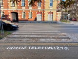 Bytom: Przy kilku przejściach dla pieszych pojawi się napis "Odłóż telefon i żyj". Wpłynie na bezpieczeństwo pieszych?