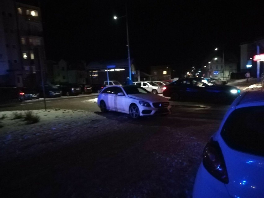Kierowca mercedesa stracił panowanie nad autem i wjechał w znak drogowy w Kościerzynie