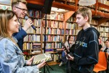 Dyktando 2024 odbyło się w Miejskiej Bibliotece Publicznej w Radomiu, a po nim debata "Słowo przeciw słowu". Zobaczcie zdjęcia
