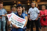 Protesty przed Teatrem Polskim przeciwko "Golgocie Picnic" [zdjęcia]