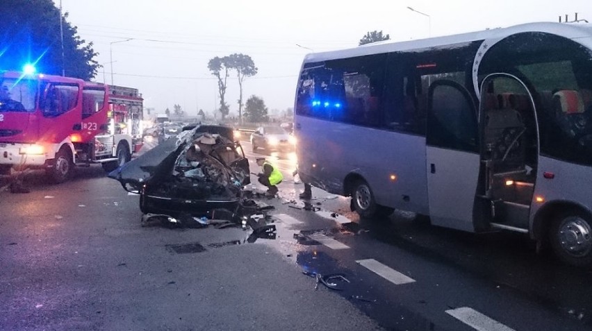 Wypadek w Wojkowicach Kościelnych: BMW zderzyło się z autobusem, dwie osoby nie żyją