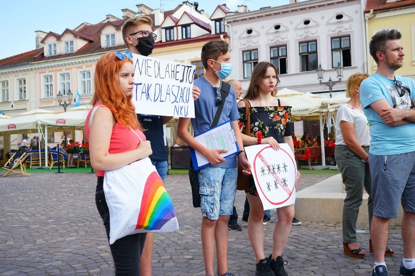 "Nie hejtujcie Podkarpacia", czyli manifestacja na rzeszowskim Rynku. Znaleźli się przeciwnicy