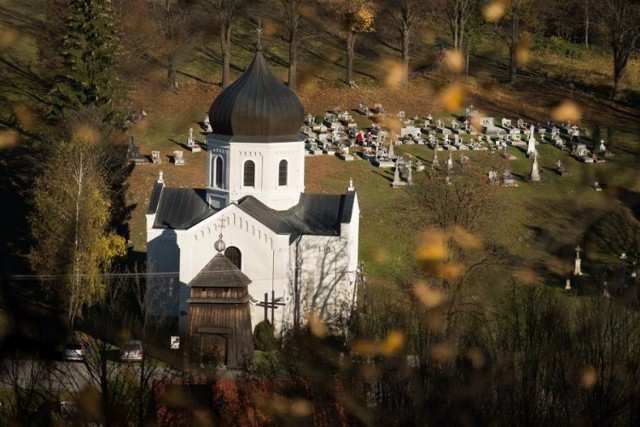 Widok na cerkiew w Pętnej z drogi na Przełęcz Małastowską. Łemkowskie cerkwie to jedna z atrakcji  gminy