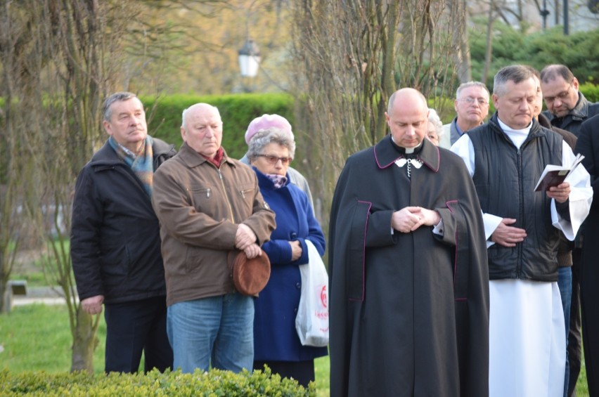 Głogów: Msza święta i kwiaty przy pomniku Ofiar Katyńskich w rocznicę katastrofy smoleńskiej