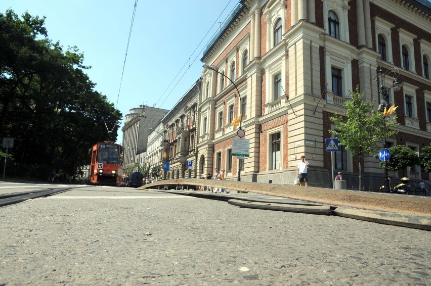 Kraków: wybrzuszenie szyny w ul. Basztowej [ZDJĘCIA]
