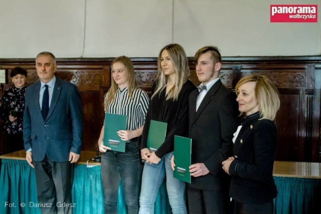Weronika Grzelak (w środku) odebrała stypendium sportowe, a kilka dni później zdobywała już medale Mistrzostw Polski. Brawo!