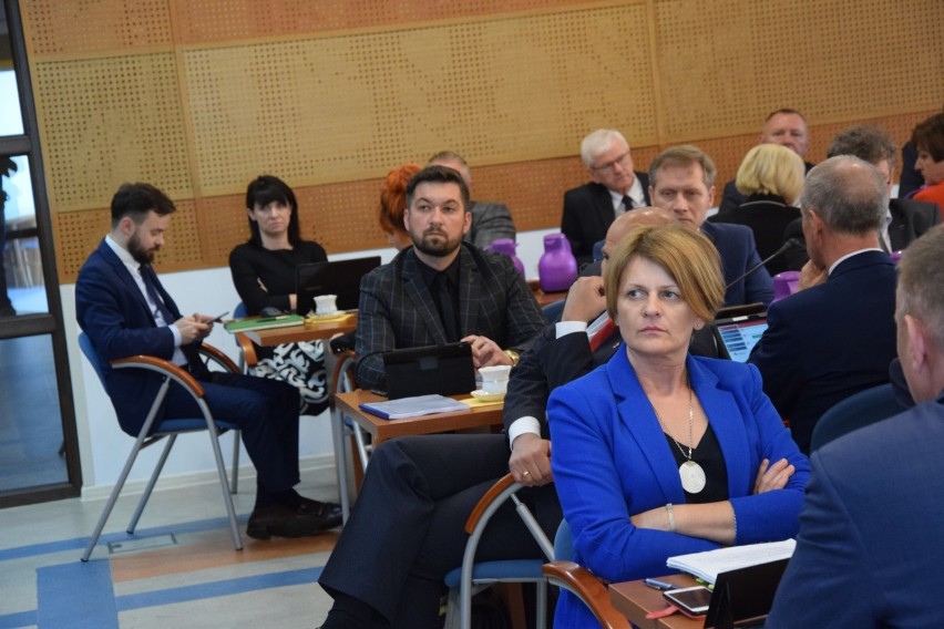 Protest opiekunów niepełnosprawnych dzieci w Sieradzu trwa. Gorąco na sesji Rady Powiatu Sieradzkiego (fot)