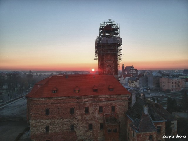 Już wkrótce z wieży zniknie rusztowanie, będzie można zobaczyć nowy hełm, odbudowany po pożarze.