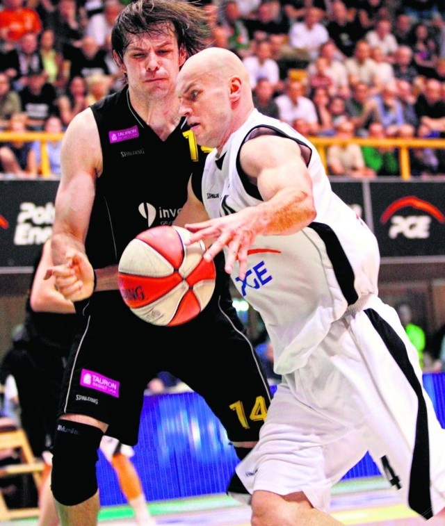 Robert Tomaszek (z piłką) kontra Dragan Ceranić