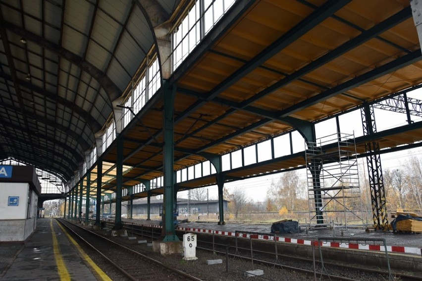 Remont dworca w Legnicy, peron 5 jest już zadaszany [ZDJĘCIA]