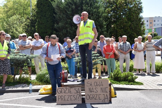 Manifestacja mieszkańców miasta przed Spółdzielnią Mieszkaniową