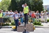 Nowy Tomyśl: Manifestacja wzburzonych mieszkańców przed Spółdzielnią Mieszkaniową. Ludzie protestują przeciwko wysokim opłatom za ogrzewanie