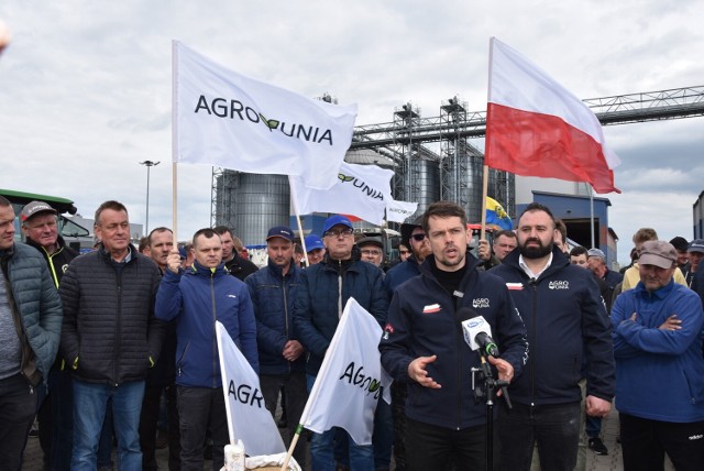 W całym województwie opolskim odbyły się we wtorek protesty rolników zorganizowane przez Agrounię. W powiecie kluczborskim protestujący spotkali się pod siedzibą firmy Cedrob w Ligocie Dolnej.