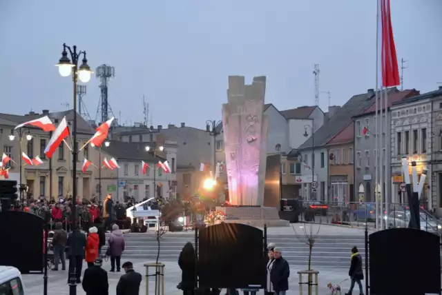 Plac Wolności, czyli historyczny rynek w Sępólnie Krajeńskim po rewitalizacji, podczas uroczystości 11 listopada 2021 roku