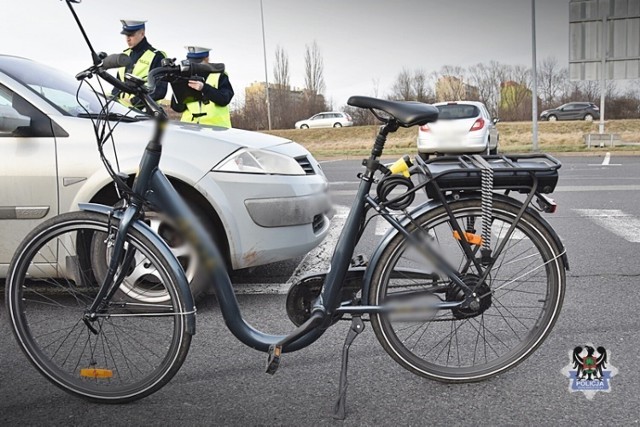 Na parkingu w Szczawnie-Zdroju rowerzysta zderzył się z samochodem