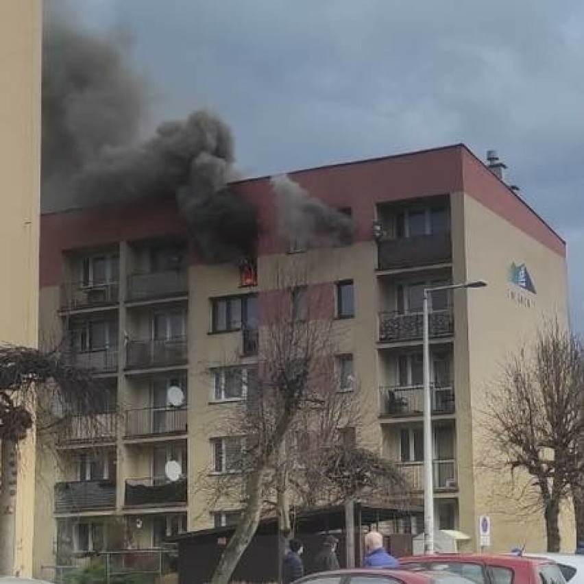 Pożar wybuchł na czwartym piętrze bloku na os. 700-lecia w...