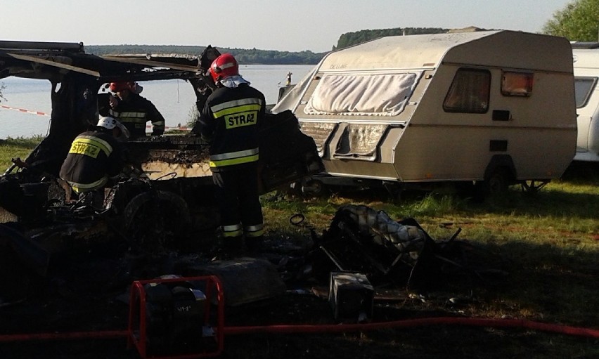 Tuliszów w powiecie będzińskim. Pożar kampera. Dwie osoby w szpitalu