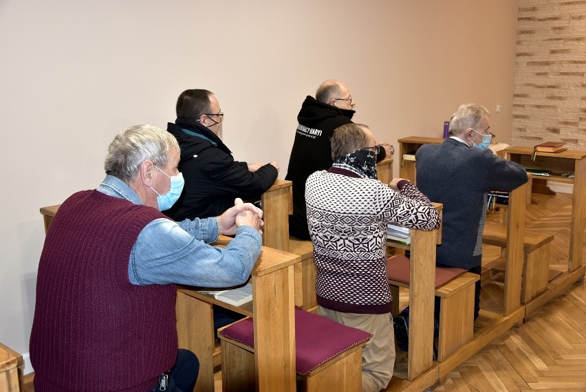 Piła. Odbył się kolejny Męski Różaniec. Tym razem w salce Parafii pw. Świętej Rodziny. Obejrzyjcie zdjęcia