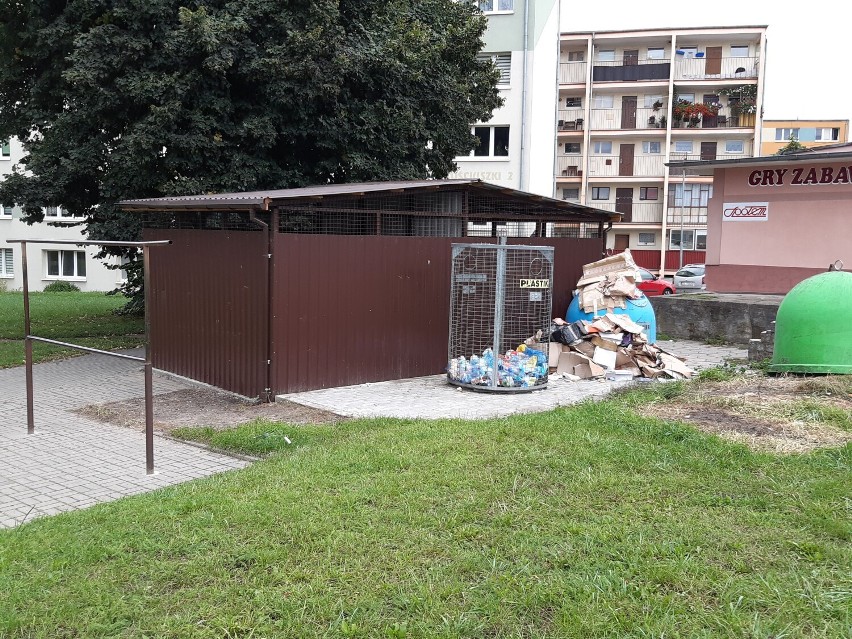 Zniknęły sterty starych mebli, zalegających pod wiatą...