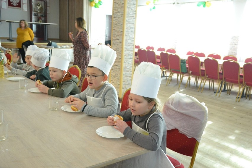 Dzieci z Karnkowa piekły pączki ze Stowarzyszeniem Wierzbiczanki! [zdjęcia]