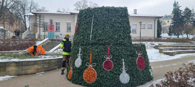 Na placu w Kielcach Artystów powstaje choinka. Zobacz zdjęcia