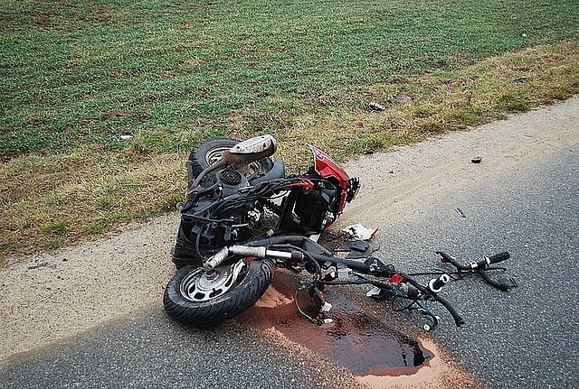 Śmiertelny wypadek w Nagoszynie. Zginął kierowca motoroweru [ZDJĘCIA]