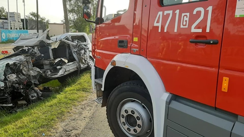 Tragiczny wypadek w Lęborku. Dwie osoby zginęły w zderzeniu ciężarówki z busem