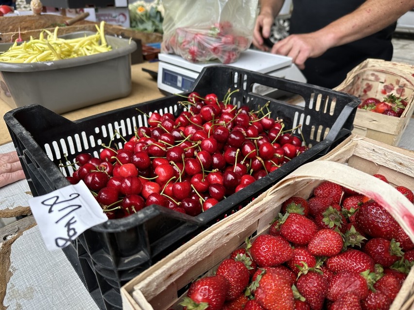 Aktualne ceny warzyw i owoców. Czy na straganach jest drożej niż w markecie?