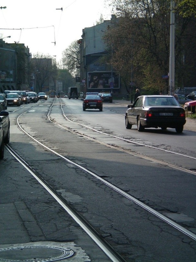 Komunikacyjny krajobraz na ulicy Limanowskiego między Zachodnią a Klonową. Zdjęcie z kwietnia 2009 roku.