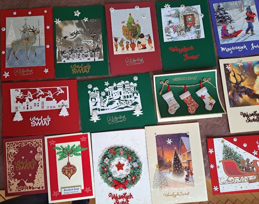 Idą święta, a wraz z nimi ozdoby i kartki świąteczne. W Klubie Artystów "Pasja" powstają nowe kartki świąteczne.