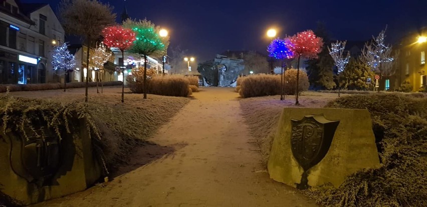 Plac Okulickiego w Bochni w bożonarodzeniowej szacie