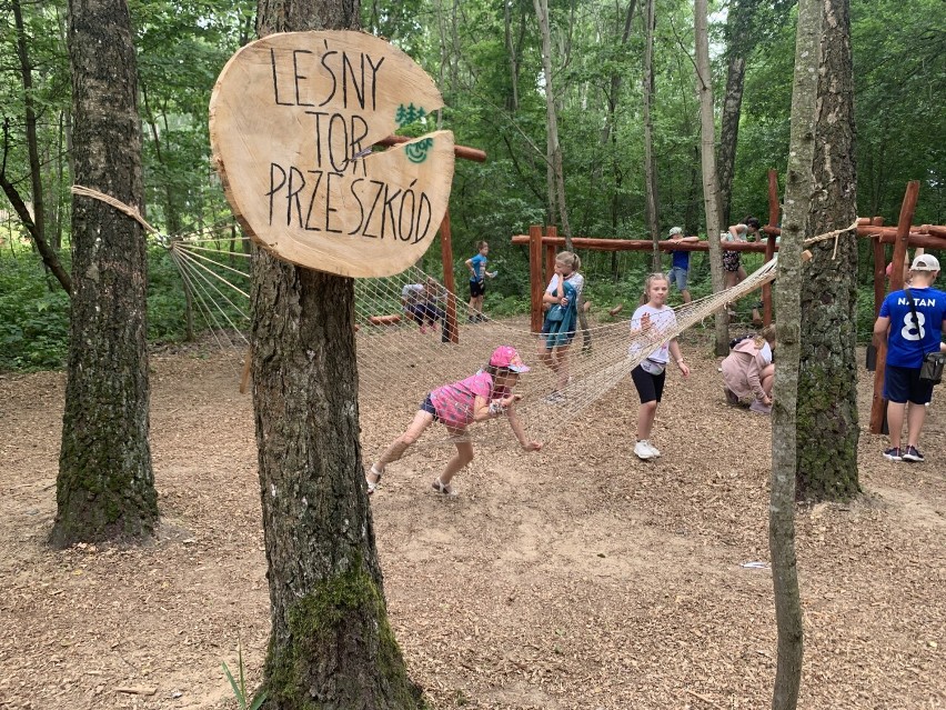 Dzieci doskonale się bawiły pokonując leśny tor przeszkód....