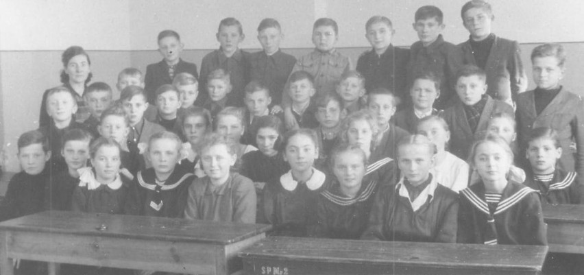 PSP 2 w Radomsku sprzed lat. Zobacz archiwalne fotografie ze szkolnych kronik "dwójki". ZDJĘCIA