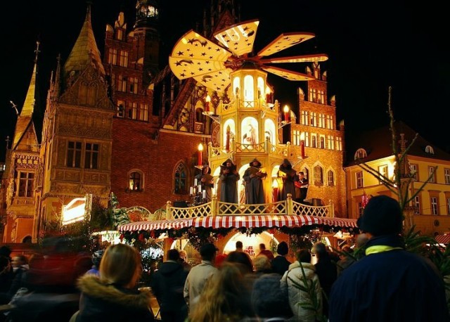 Wczoraj o godz. 17 bożonarodzeniowy jarmark we Wrocławiu został oficjalnie rozpoczęty koncertem grupy Mistic, która zaśpiewała wiele popularnych przebojów w gregoriańskim stylu, stojąc na wiatraku-szopce. Fot. Marta Szloser