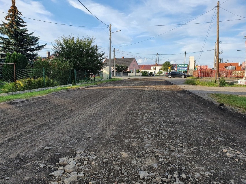 Budowa nowej drogi z Większyc do Radziejowa w gminie Reńska Wieś idzie zgodnie z planem