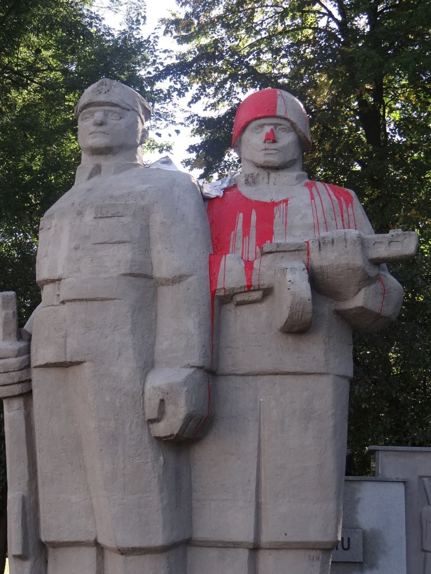 Pomnik "Pogromcom hitleryzmu" oblany czerwoną farbą [FOTO]