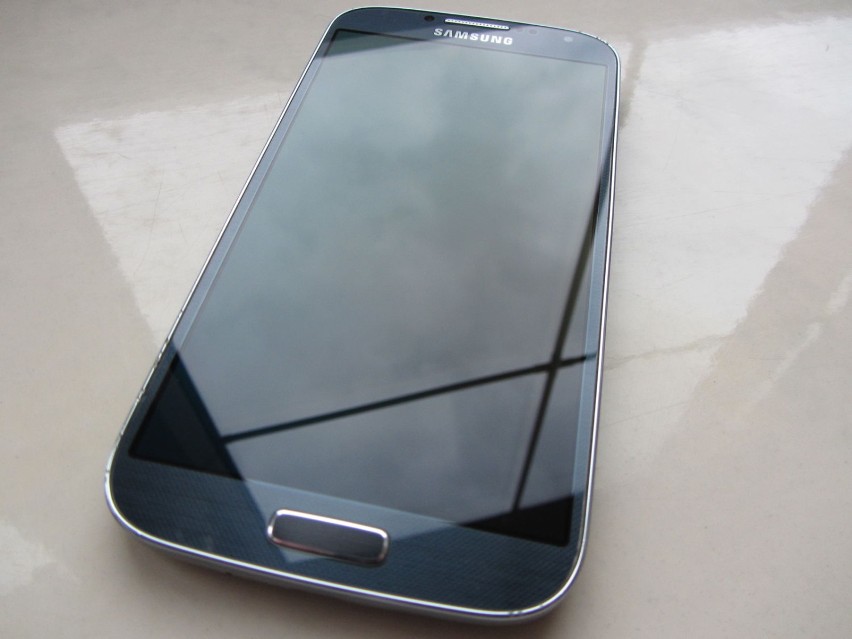 Samsung Galaxy S4 widoczny z przodu.
