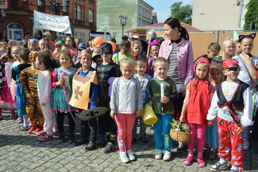 Setki bajkowych postaci w centrum Świebodzina. Przez miasto przemaszerował barwny Korowód Żywej Książki [dużo zdjęć]