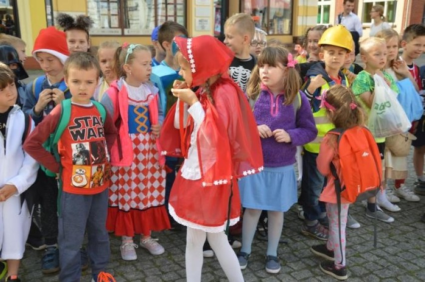 Setki bajkowych postaci w centrum Świebodzina. Przez miasto przemaszerował barwny Korowód Żywej Książki [dużo zdjęć]