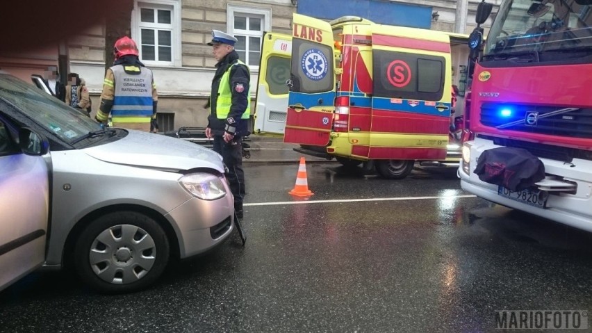 Wypadek na ul. Sądowej w Opolu. Zderzyły się tam trzy samochody, jedna osoba trafiła do szpitala