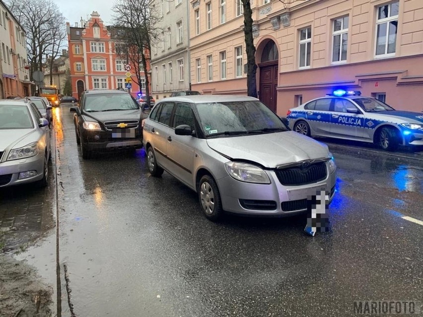 Wypadek na ul. Sądowej w Opolu. Zderzyły się tam trzy samochody, jedna osoba trafiła do szpitala