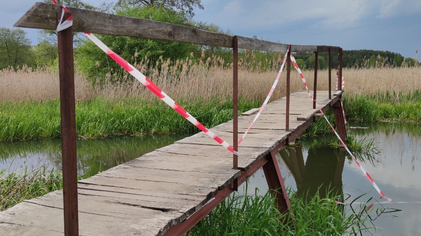 Kładki zostały tymczasowo zabezpieczone taśmą