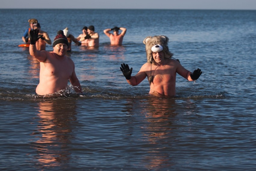 Niedzielne morsowanie w Ustce. Chętnych do kąpieli w Bałtyku...