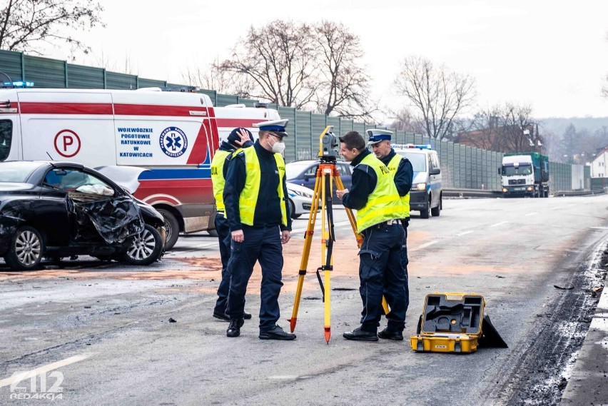 Tragedia na drodze w Zabrzu, obok M1. Jedna osoba nie żyje, dwie są ranne. Na miejscu lądował śmigłowiec LPR