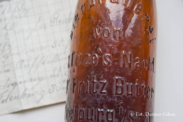 Butelka po piwie ze Świebodzic i ukryty w niej list, który napisali robotnicy pracujący przy remoncie ratusza w Wałbrzychu w 1903 roku