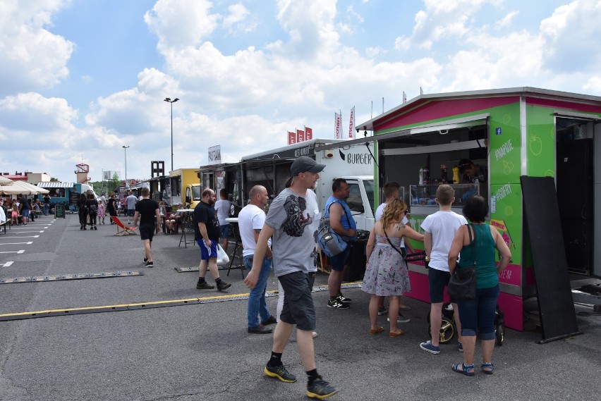 Zlot Foodtrucków w Tarnowie. Pyszne jedzenie z barów na kółkach [ZDJĘCIA]